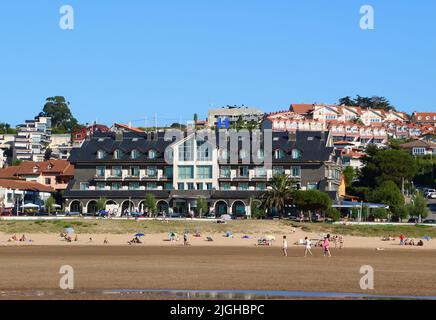 Milagros Golf vier-Sterne-Hotel vom Strand bei Ebbe gesehen Mogro Cantabria Spanien Stockfoto