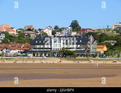 Milagros Golf vier-Sterne-Hotel vom Strand bei Ebbe gesehen Mogro Cantabria Spanien Stockfoto