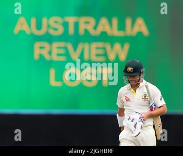 Galle, Sri Lanka. 11.. Juli 2022. David Warner aus Australien verlässt das Spielfeld, nachdem er am 11.. Juli 2022 während des 4.-tägigen Test-Cricket-Spiels 2. zwischen Sri Lanka und Australien im Galle International Cricket Stadium in Galle entlassen wurde. Viraj Kothalwala/Alamy Live News Stockfoto