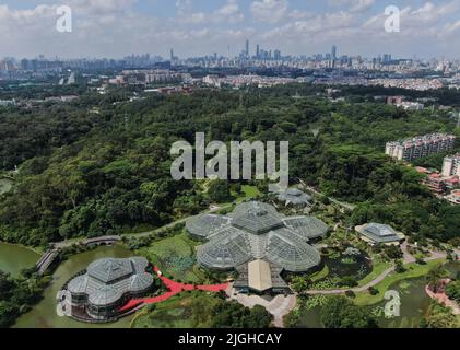 (220711) -- GUANGZHOU, 11. Juli 2022 (Xinhua) -- Luftfoto vom 11. Juli 2022 zeigt einen Blick auf den Nationalen Botanischen Garten Südchinas in Guangzhou, der Hauptstadt der südchinesischen Provinz Guangdong. Chinas zweiter nationaler botanischer Garten Südchina der nationale botanische Garten wurde hier am Montag offiziell eingeweiht, nachdem der erste des Landes im April dieses Jahres in seiner Hauptstadt Peking enthüllt wurde. (Xinhua/Deng Hua) Stockfoto