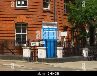 Beschilderung auf Powis Place, mit Hinweis auf das Great Ormond Street Hospital, London, Großbritannien Stockfoto
