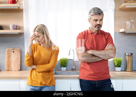Zornige Ehegatten mittleren Alters, die zu Hause kämpfen Stockfoto