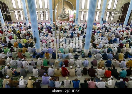 Dhaka, Bangladesch. 10.. Juli 2022. Muslime aus Bangladesch nehmen an Eid al-Adha-Gebeten in der Baitul Mukarrom-Moschee in Dhaka, Bangladesch, 10. Juli 2022 Teil. Muslime auf der ganzen Welt feiern das jährliche Fest von Eid al-Adha oder das Opferfest, das das Ende der Haddsch-Wallfahrt nach Mekka und zum Gedenken an die Bereitschaft des Propheten Abraham markiert, seinen Sohn zu opfern, um Gehorsam gegenüber Gott zu zeigen. (Bild: © Suvra Kanti das/ZUMA Press Wire) Stockfoto