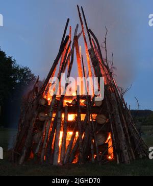 Eine alte deutsche Tradition - Mittsommerfeuer im Juni Stockfoto