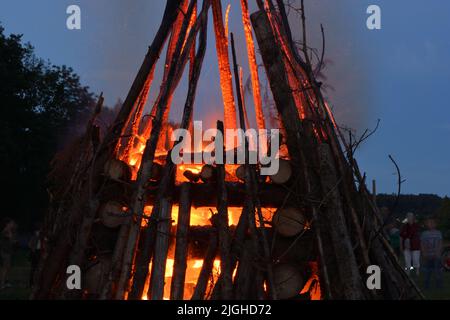 Eine alte deutsche Tradition - Mittsommerfeuer im Juni Stockfoto