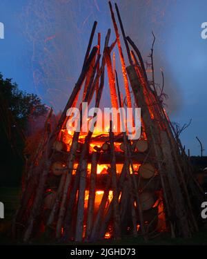 Eine alte deutsche Tradition - Mittsommerfeuer im Juni Stockfoto