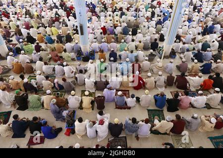 Dhaka, Bangladesch. 10.. Juli 2022. Muslime aus Bangladesch nehmen an Eid al-Adha-Gebeten in der Baitul Mukarrom-Moschee in Dhaka, Bangladesch, 10. Juli 2022 Teil. Muslime auf der ganzen Welt feiern das jährliche Fest von Eid al-Adha oder das Opferfest, das das Ende der Haddsch-Wallfahrt nach Mekka und zum Gedenken an die Bereitschaft des Propheten Abraham markiert, seinen Sohn zu opfern, um Gehorsam gegenüber Gott zu zeigen. (Bild: © Suvra Kanti das/ZUMA Press Wire) Stockfoto