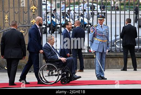 Prag, Tschechische Republik. 11.. Juli 2022. Der tschechische Präsident Milos Zeman trifft sich im Rollstuhl am 11. Juli 2022 mit dem israelischen Präsidenten Isaac Herzog im Zentrum auf der Prager Burg in der Tschechischen Republik. Kredit: Michal Krumphanzl/CTK Foto/Alamy Live Nachrichten Stockfoto