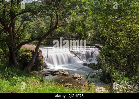 Monsal Dale Waterfall on the River Wye, Peak District National Park, Derbyshire, Großbritannien Stockfoto