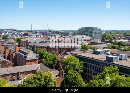 Blick auf die Südseite von Nottingham City in Richtung Bahnhof von der Castle Terrace, Juli 2022 Nottinghamshire England Stockfoto