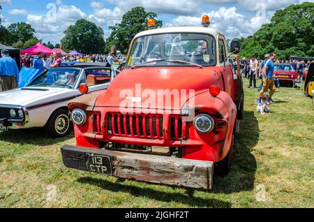 Vorderansicht eines alten Bedford-Abschleppwagens der J-Serie mit einem hölzernen Schläfer, der als Stoßstange auf der Motorshow in Reading, Großbritannien, montiert wurde Stockfoto