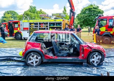 Eine Demonstration der Feuerwehr auf der Motorshow in der Grafschaft von Bekshire, bei der gezeigt wird, dass sie Teile eines Autos wegschneiden können, um einen Insassen zu entlocken. Stockfoto