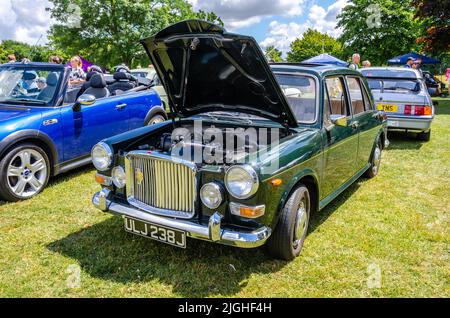 Vorderansicht eines Oldtimers der Austin Princess 1300 Vanden Plas aus dem Jahr 1970 auf der Automobilausstellung in Reading, Großbritannien Stockfoto