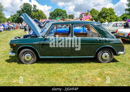 Seitenansicht eines Oldtimers der Austin Princess 1300 Vanden Plas aus dem Jahr 1970 mit seinem unverwechselbaren Seitenprofil auf der Motorshow in Reading, Großbritannien Stockfoto