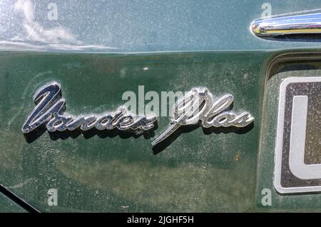 Detailaufnahme des Brandings eines Autoklassikers der Austin Princess 1300 Vanden Plas aus dem Jahr 1970 auf der „The Alloy Motor Show“ in Reading, Großbritannien Stockfoto