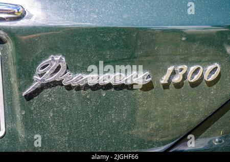 Detailaufnahme des Brandings eines Autoklassikers der Austin Princess 1300 Vanden Plas aus dem Jahr 1970 auf der „The Alloy Motor Show“ in Reading, Großbritannien Stockfoto