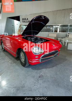 Avellaneda, Argentinien - 3. Apr 2022: Alte rote Justicialista V8 Roadster 1952. Die Motorhaube öffnen und den Motor anzeigen. Expo IAME 2022 Oldtimer-Show. Copyspace Stockfoto