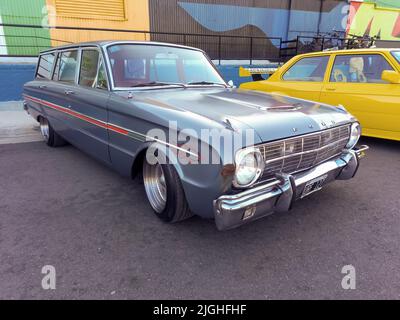 Alte blaue Ford Falcon Kombi Anwesen Familienauto 1966-1969 in der Straße geparkt. Expo Fierro 2022 Oldtimer-Show. Copyspace. Stockfoto