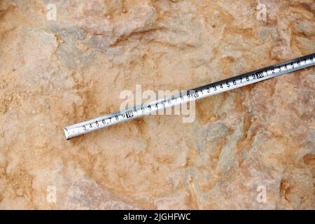 ZHANGJIAKOU, CHINA - 11. JULI 2022 - Fossile Dinosaurier-Fußabdrücke werden im Dorf Lishi, Stadt Guocun, Bezirk Xuanhua, Stadt Zhangjiakou, Hebei Prov Stockfoto