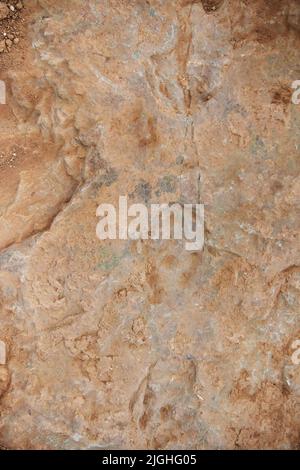 ZHANGJIAKOU, CHINA - 11. JULI 2022 - Fossile Dinosaurier-Fußabdrücke werden im Dorf Lishi, Stadt Guocun, Bezirk Xuanhua, Stadt Zhangjiakou, Hebei Prov Stockfoto