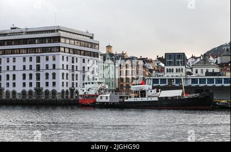 Bergen, Norwegen - 14. November 2017: Das Oldtimer-Boot Stavenis ist im Hafen vertäut. Blick auf die Küste des Hafens von Bergen an einem Wintertag Stockfoto