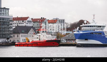 Bergen, Norwegen - 14. November 2017: Blick auf den Hafen von Bergen am Tag werden Industrieschiffe im Hafen festgemacht Stockfoto