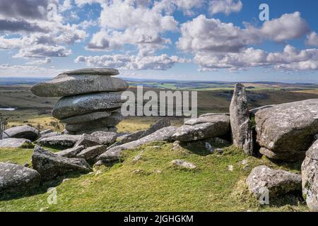 Der Felsen stapelt den Cheesewring, der von Gletscheraktionen auf dem Gipfel des Stowes Hill am Bodmin Moor in Cornwall hinterlassen wurde. Stockfoto