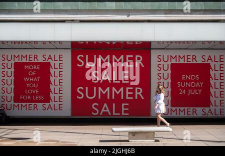 Oxford Street, London, Großbritannien. 11. Juli 2022. Die Hitzewelle zeigt keine Anzeichen für ein Ende in London, da die Sommerverkäufe im John Lewis and Partners Store fortgesetzt werden. Quelle: Malcolm Park/Alamy Live News. Stockfoto