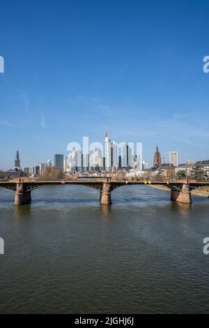 Blick von der Flößerbrücke auf die Skyline von Frankfurt am Main bei besten Frühlingswetter Stockfoto