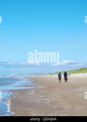 Traumhafter Strand. Ein Foto von Menschen am StrandStrand, Sonnenschein und Wolken. Stockfoto