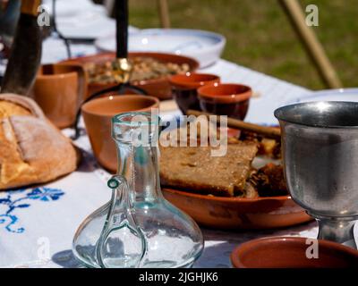 Tischset für ein mittelalterliches Essen im Freien in einem Park während eines Festivals Stockfoto