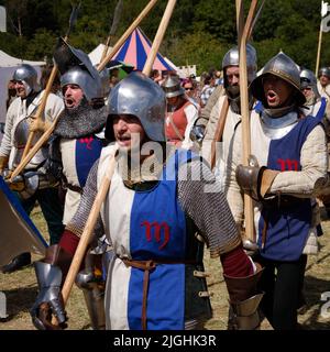 Soldaten, die beim Medieval Festival in Tewkesbury in die Schlacht ziehen Stockfoto