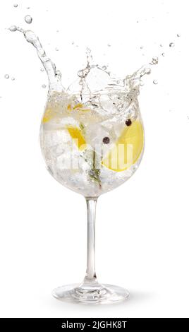 gin Tonic garniert mit Zitronen- und Rosmarinspritzern auf weißem Hintergrund Stockfoto