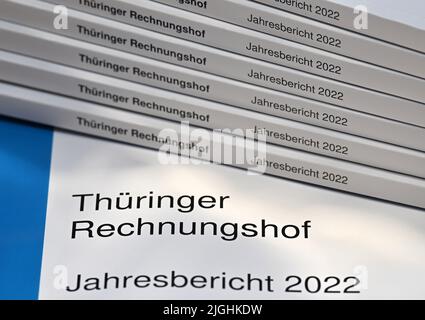 Rudolstadt, Deutschland. 11.. Juli 2022. Mehrere Exemplare des Jahresberichts 2022 stehen zur Vorlage beim Thüringer Rechnungshof bereit. Darin Listen die obersten Finanzkontrolleure regelmäßig zweifelhafte Ausgaben, einen nachlässigen Umgang mit Steuergeldern und Fehler bei der Vergabe staatlicher Aufträge auf. Quelle: Martin Schutt/dpa/Alamy Live News Stockfoto