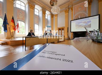 Rudolstadt, Deutschland. 11.. Juli 2022. Kirsten Butzke (2. v.l.), Präsidentin des Thüringer Rechnungshofs, stellt den Geschäftsbericht 2022 vor. Darin Listen die obersten Finanzkontrolleure regelmäßig zweifelhafte Ausgaben, einen nachlässigen Umgang mit Steuergeldern und Fehler bei der Vergabe staatlicher Aufträge auf. Es handelt sich um den ersten Bericht, der von der neuen Präsidentin des Rechnungshofs, Kirsten Butzke, vorgelegt wird. Quelle: Martin Schutt/dpa/Alamy Live News Stockfoto