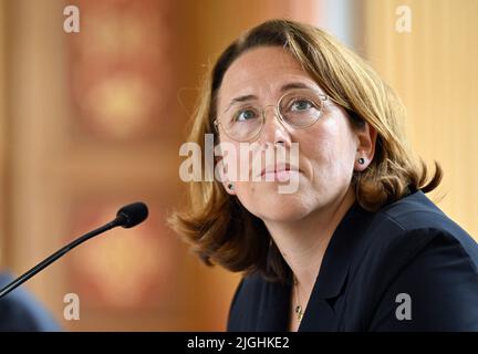 Rudolstadt, Deutschland. 11.. Juli 2022. Kirsten Butzke, Präsidentin des Thüringer Rechnungshofs, stellt den Geschäftsbericht 2022 vor. Darin Listen die obersten Finanzkontrolleure regelmäßig zweifelhafte Ausgaben, einen nachlässigen Umgang mit Steuergeldern und Fehler bei der Vergabe staatlicher Aufträge auf. Es handelt sich um den ersten Bericht, der von der neuen Präsidentin des Rechnungshofs, Kirsten Butzke, vorgelegt wird. Quelle: Martin Schutt/dpa/Alamy Live News Stockfoto