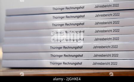 Rudolstadt, Deutschland. 11.. Juli 2022. Mehrere Exemplare des Jahresberichts 2022 stehen zur Vorlage beim Thüringer Rechnungshof bereit. Darin Listen die obersten Finanzkontrolleure regelmäßig zweifelhafte Ausgaben, einen nachlässigen Umgang mit Steuergeldern und Fehler bei der Vergabe staatlicher Aufträge auf. Quelle: Martin Schutt/dpa/Alamy Live News Stockfoto