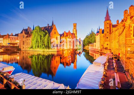Brügge, Belgien. Blue Hour Landschaft mit schönen Rozenhoedkaai in Brügge, berühmtes Wahrzeichen Flanders. Stockfoto