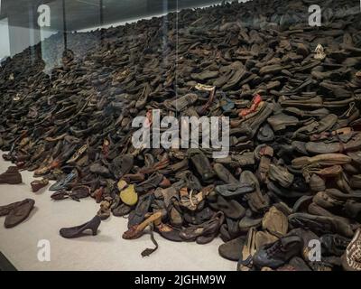 Auschwitz, Oświęcim, Polen - Juni 2019: Viele Schuhe von den Menschen, die in Auschwitz getötet wurden. Das größte nazi-Konzentrationslager in Europa Stockfoto