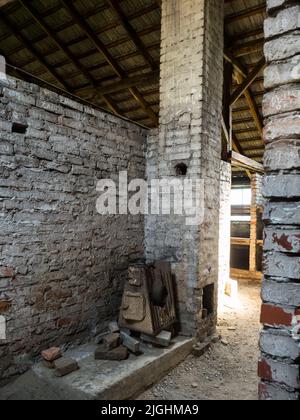 Oświęcim, Polen - Juni 2019: Ofen in der Baracke im Konzentrationslager Auschwitz-Birkenau. Jüdisches Vernichtungslager. Europa Stockfoto