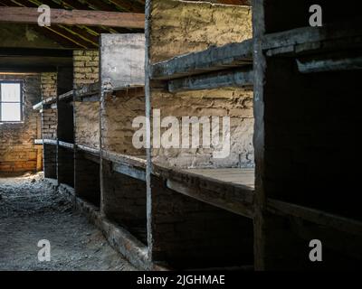 Oświęcim, Polen - Juni 2019: Innenraum der Baracke im Konzentrationslager Auschwitz-Birkenau. Jüdisches Vernichtungslager. Europa Stockfoto