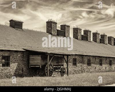 Oświęcim, Polen - Juni 2019: Kaserne aus rotem Backstein im Konzentrationslager Auschwitz-Birkenau. Jüdisches Vernichtungslager. Europa Stockfoto