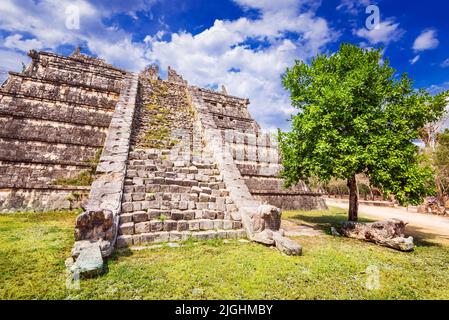 Chichen Itza, Mexiko. Beinhaus, Knochenhaus oder Hohepriestergrab mit schönen Schlangenköpfen an der Basis. Stockfoto