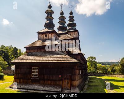 Owczary, Polen - 22.August 2018: Die griechisch-katholische Pfarrei Kirche von Schutz der Mather Gottes in Owczary. Polen. UNESCO Holz- tserkvas des C Stockfoto