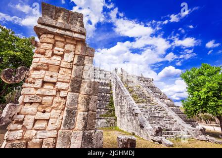 Chichen Itza, Mexiko. Beinhaus, Knochenhaus oder Hohepriestergrab mit schönen Schlangenköpfen an der Basis. Stockfoto