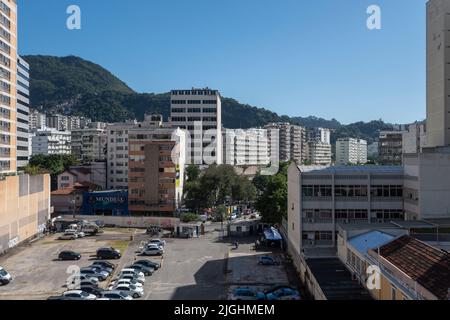 Rio, Brasilien - 07. juli 2022: Stadtansichten von Rio de Janeiro, die Gebäude und Himmel zeigen Stockfoto