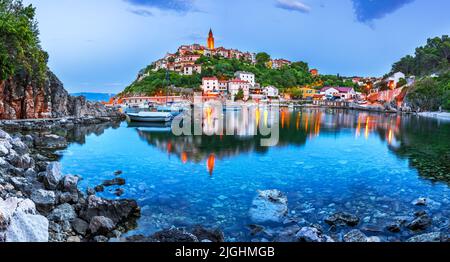 Vrbnik, Kroatien. Atemberaubendes Abendpanorama des Dorfes Vrbnik, dramatische Sommerseeküste der Adria. Wunderschönes Reisekonzept im Hintergrund Stockfoto
