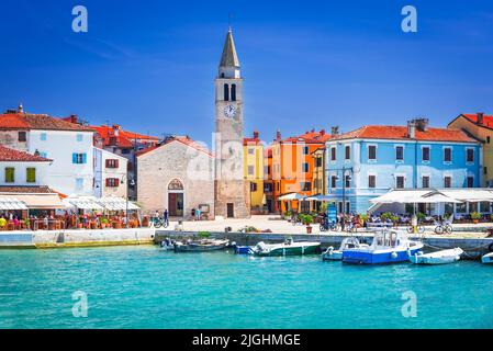 Fazana, Kroatien. Marina von schönen kleinen Stadt Fazana, Blick auf die Küste, Istrien Region, Adria. Stockfoto