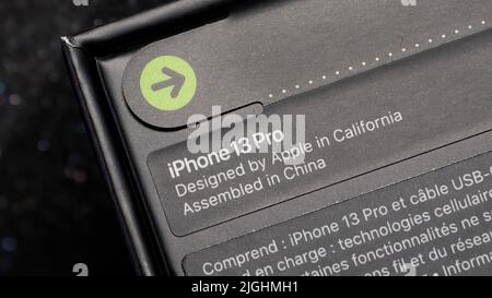 Paris, Frankreich - 28. Sep 2021: Nahaufnahme des Logos Text iPhone 13 Pro Apple Computers Handy Smartphone Technologie Hintergrund - entwickelt in Kalifornien montiert in China Stockfoto