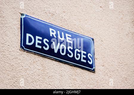 Rue des Vosges blaue Inschrift Straßenname an der Wand eines Gebäudes im Zentrum von Straßburg Stockfoto